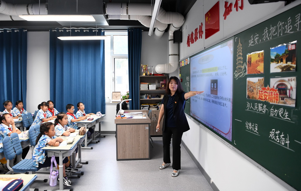 9月24日，老師為北京市第二十中學(xué)附屬育鷹小學(xué)學(xué)生教授國防教育基礎(chǔ)課《延安，我把你追尋》。