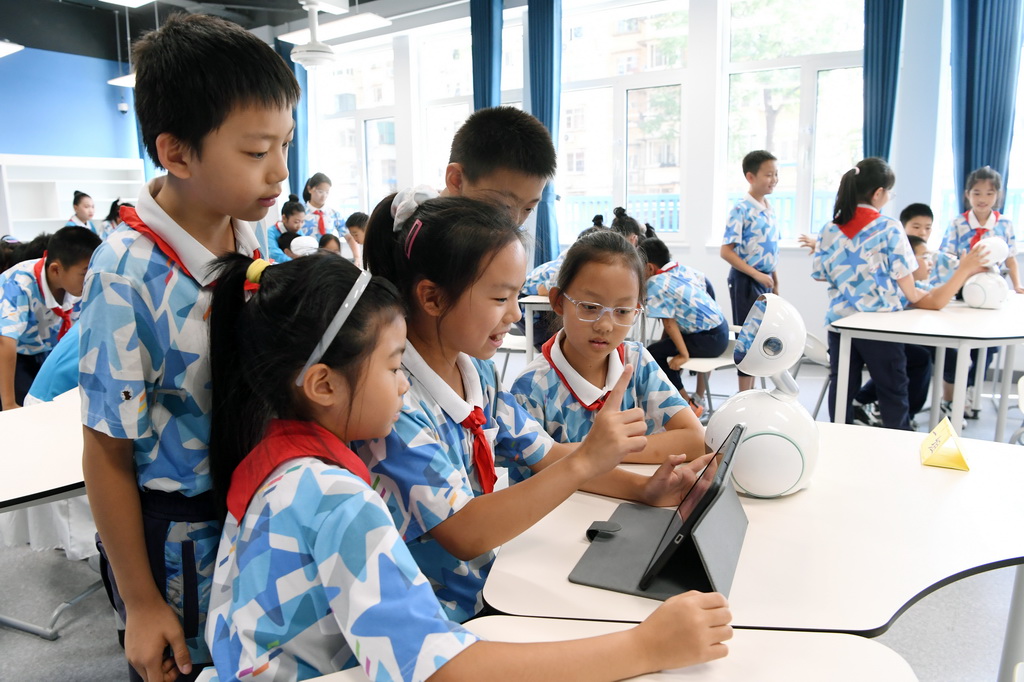 9月24日，北京市第二十中學附屬育鷹小學學生在人工智能教育通識課《從國防到生活——AI人臉識別》了解人臉識別技術。