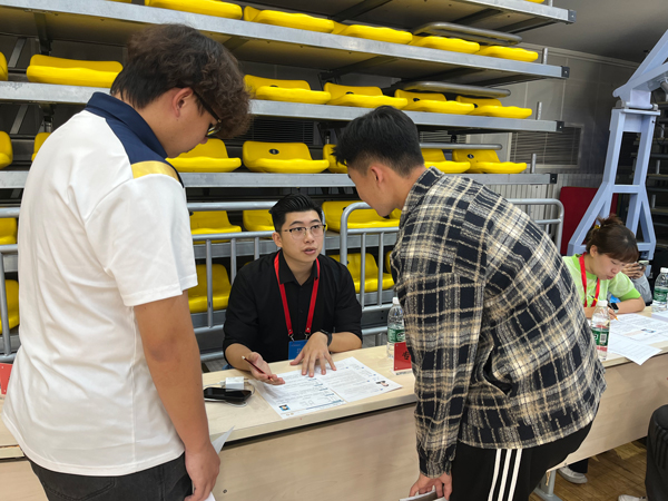 招聘會上，老師為畢業(yè)生開展就業(yè)指導(dǎo)。校方供圖