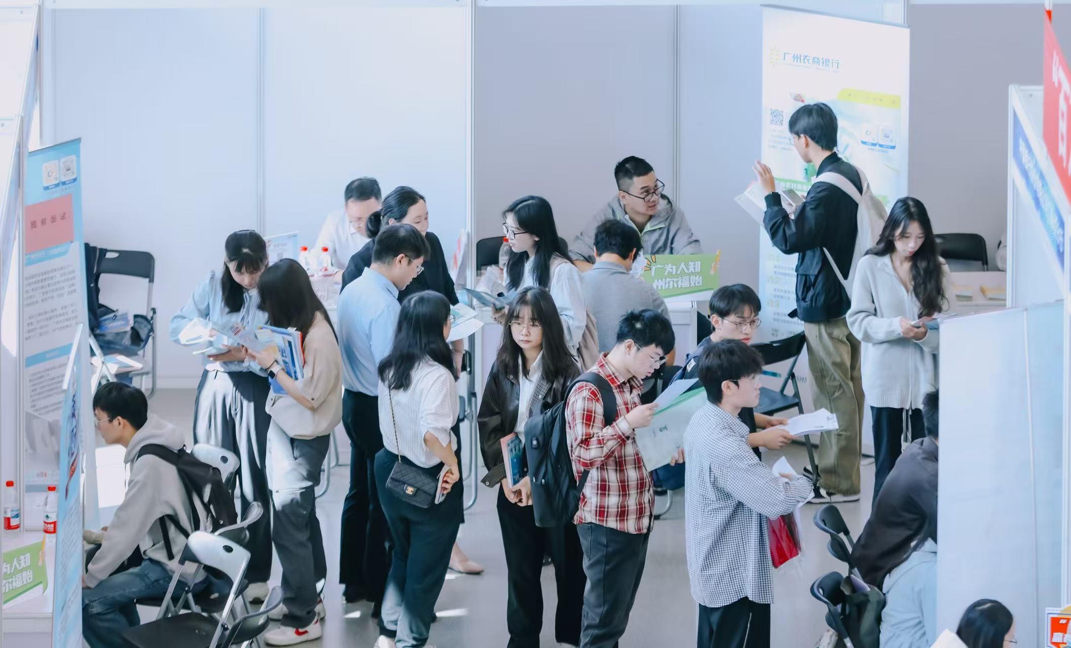 招聘活動現(xiàn)場。圖片來源：中央財(cái)經(jīng)大學(xué)