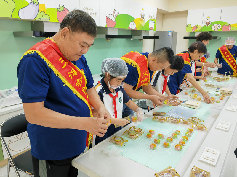 勞動(dòng)模范教學(xué)生們制作月餅。學(xué)校供圖