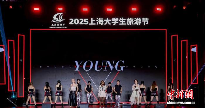 留學生登臺獻唱。(楊浦區(qū)文旅局供圖)