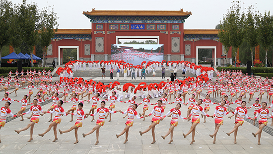 第61屆北京市中小學(xué)生田徑運(yùn)動(dòng)會(huì)暨北京學(xué)生金奧運(yùn)動(dòng)隊(duì)田徑運(yùn)動(dòng)會(huì)開(kāi)幕式現(xiàn)場(chǎng)。北京市教委供圖