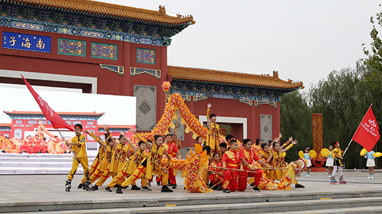 第61屆北京市中小學(xué)生田徑運(yùn)動(dòng)會(huì)暨北京學(xué)生金奧運(yùn)動(dòng)隊(duì)田徑運(yùn)動(dòng)會(huì)開(kāi)幕式現(xiàn)場(chǎng)。北京市教委供圖