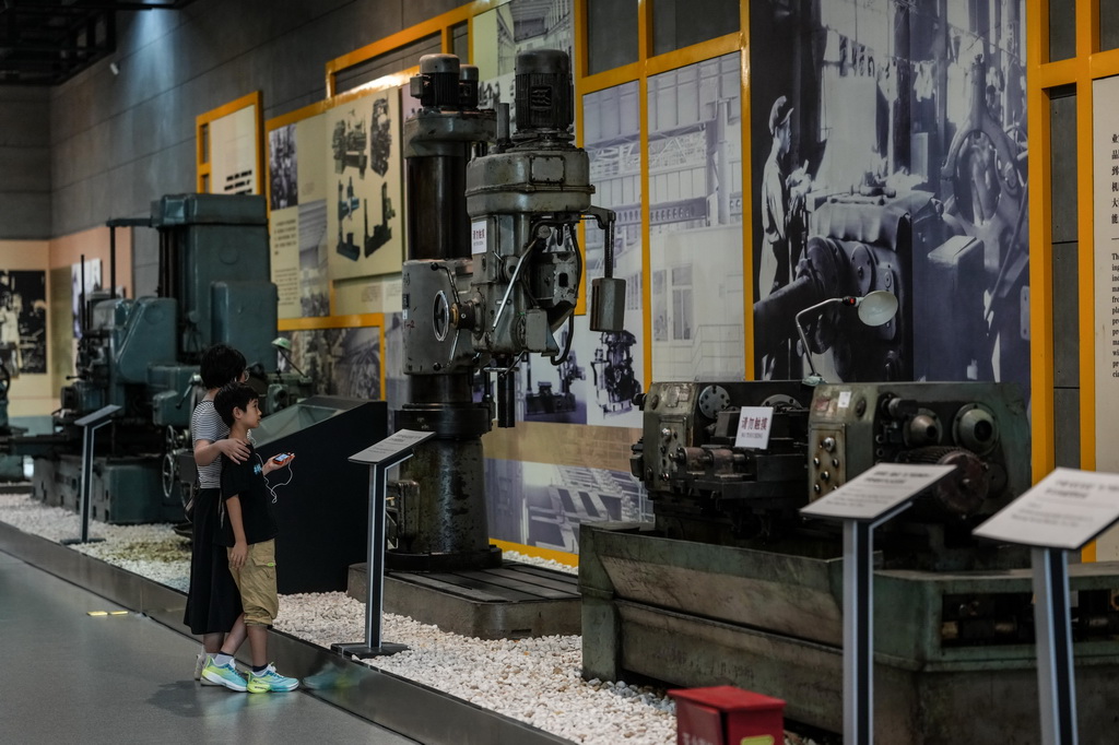 10月1日，游客在中國工業(yè)博物館內(nèi)游覽。