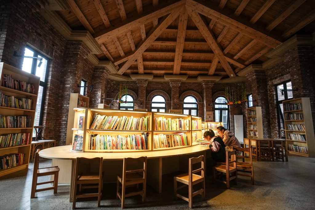 10月6日，游客在沈陽(yáng)奉天工廠文創(chuàng)園內(nèi)的城市書房?jī)?nèi)閱讀。