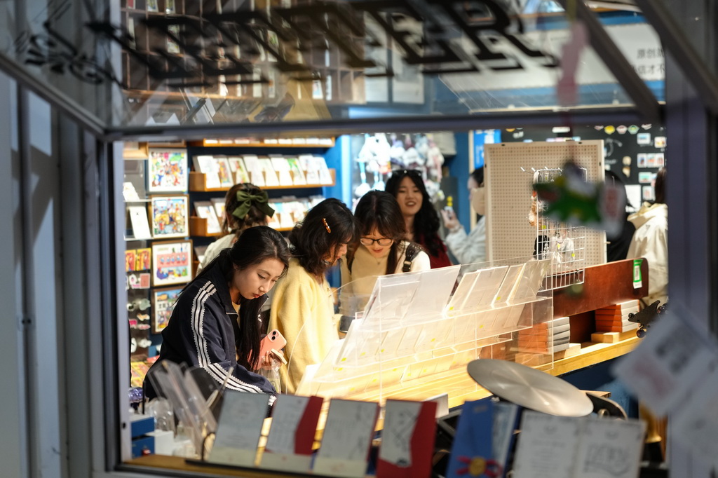 10月6日，游客在沈陽1905文化創(chuàng)意園內(nèi)的商鋪選購文創(chuàng)產(chǎn)品。