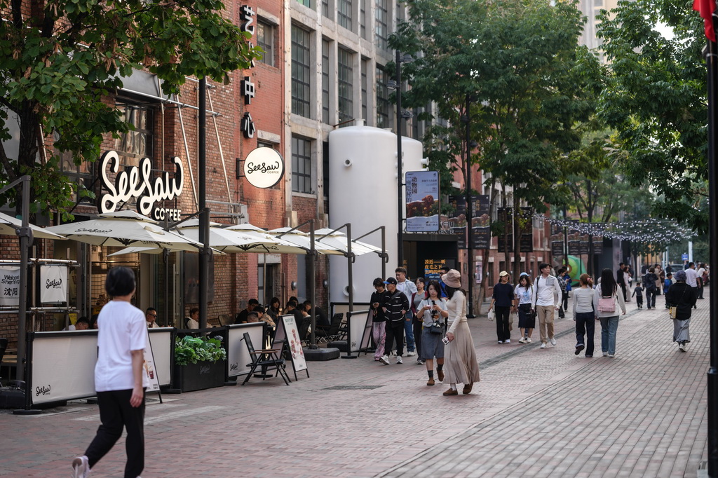 10月1日，游客在沈陽紅梅文創(chuàng)園游覽。