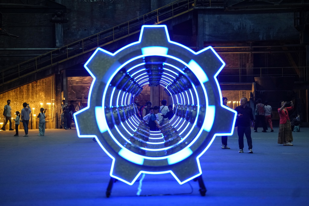 10月1日，游客在中國(guó)工業(yè)博物館內(nèi)游覽。