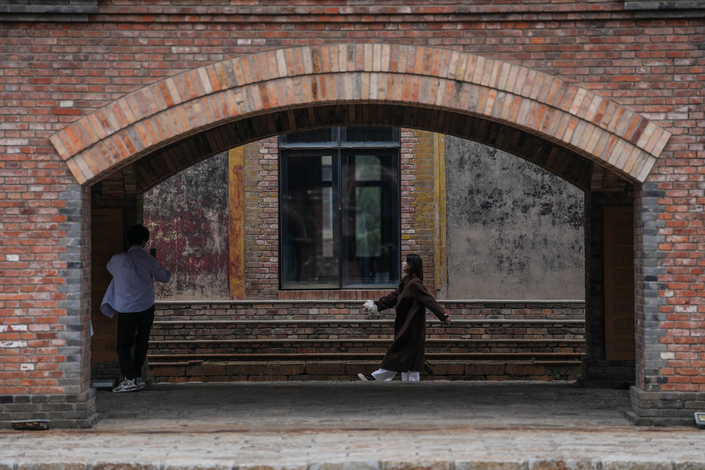 10月6日,游客在沈陽(yáng)奉天工廠文創(chuàng)園內(nèi)拍照。