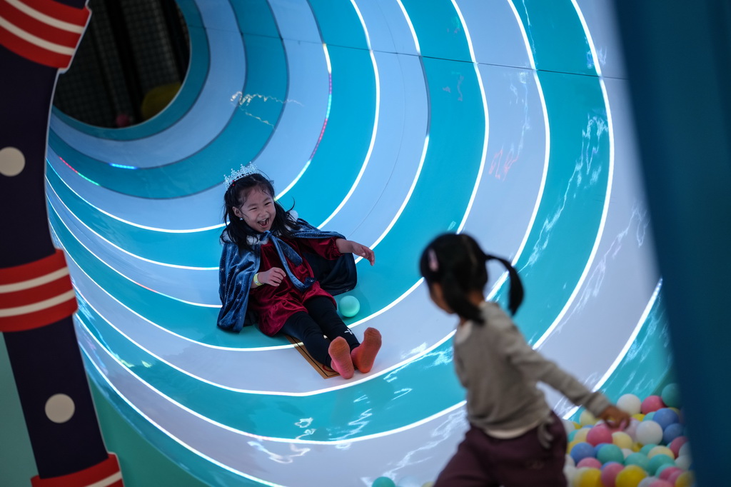 10月8日，小朋友在沈陽(yáng)糧倉(cāng)文化產(chǎn)業(yè)創(chuàng)意園內(nèi)的“快樂(lè)專+”游樂(lè)場(chǎng)體驗(yàn)游樂(lè)項(xiàng)目。