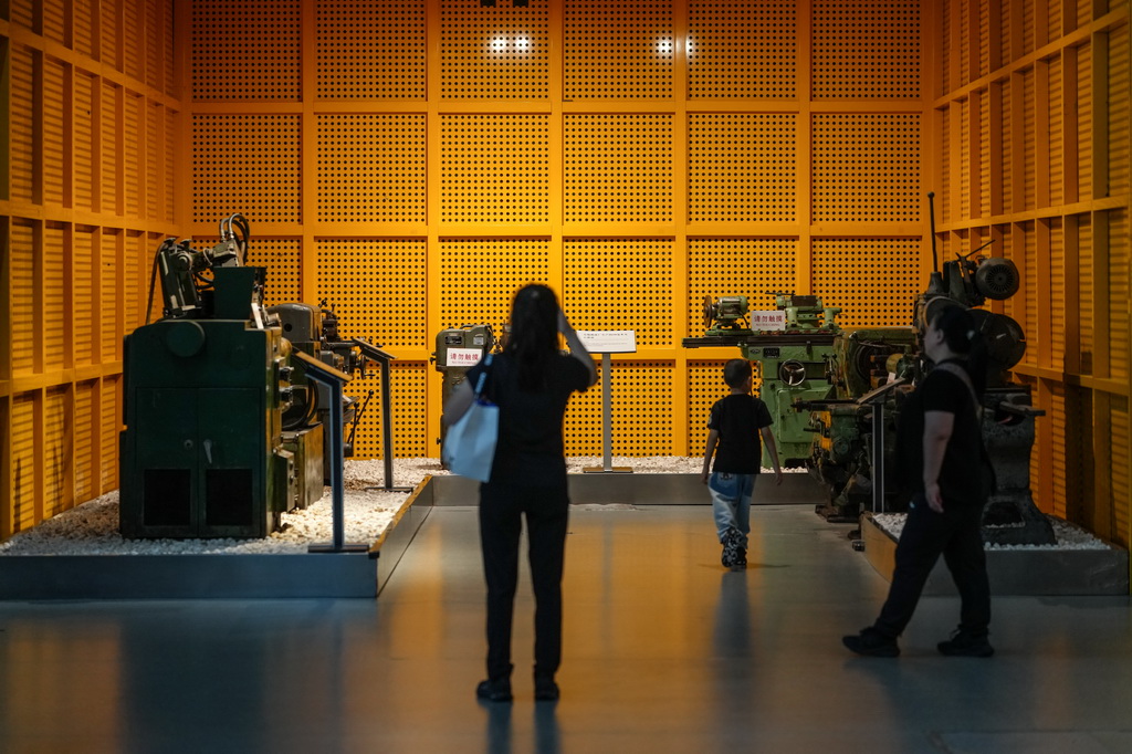 10月1日，游客在中國工業(yè)博物館內(nèi)游覽。