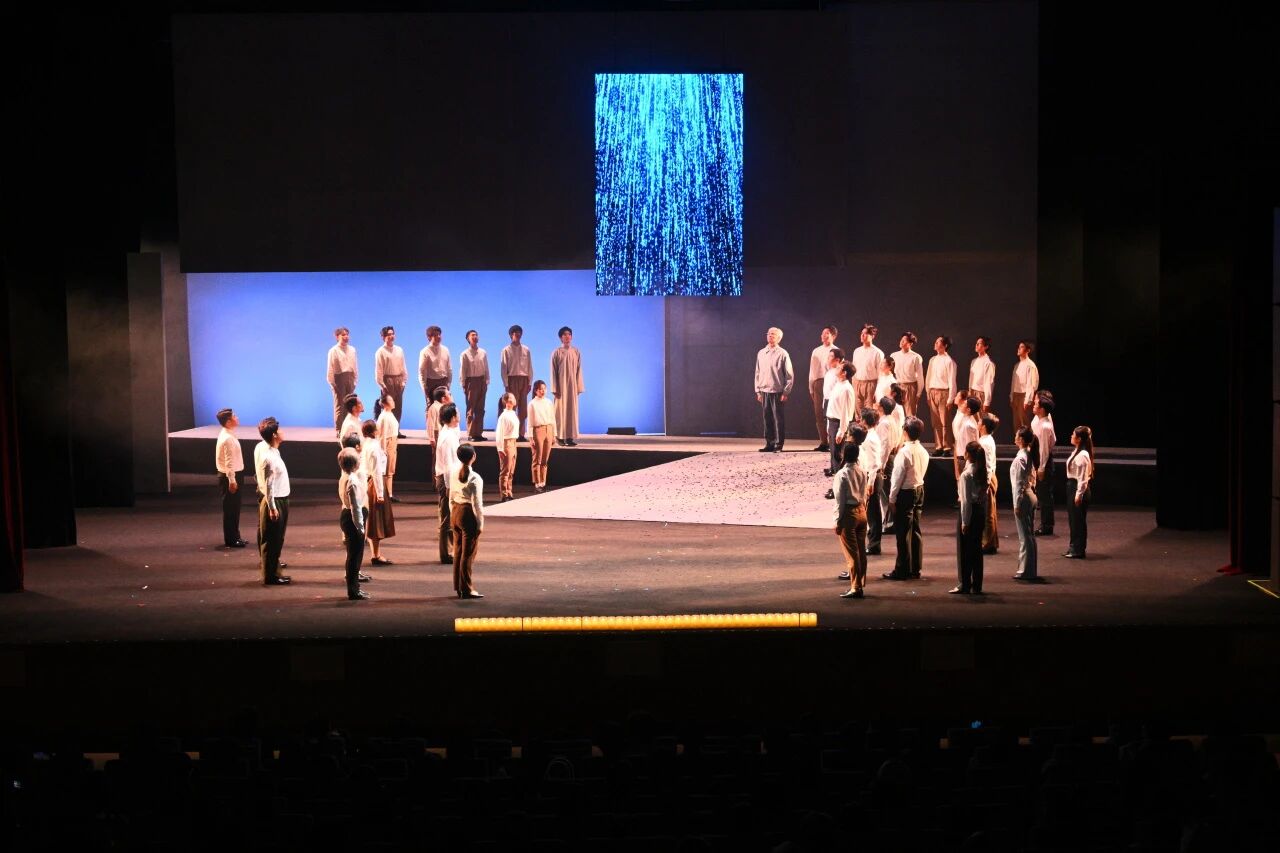 北京郵電大學(xué)精心創(chuàng)排大師劇《與光同行》首演。學(xué)校供圖