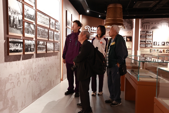 清華附中校友觀看展覽。校方供圖
