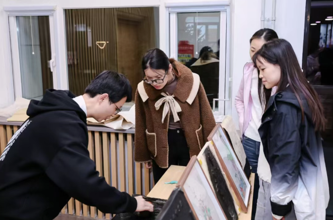 北郵學(xué)生參與現(xiàn)場體驗(yàn)活動(dòng)。校方供圖