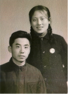 金婚伉儷代表李榮時與妻子葉東安。學(xué)校供圖