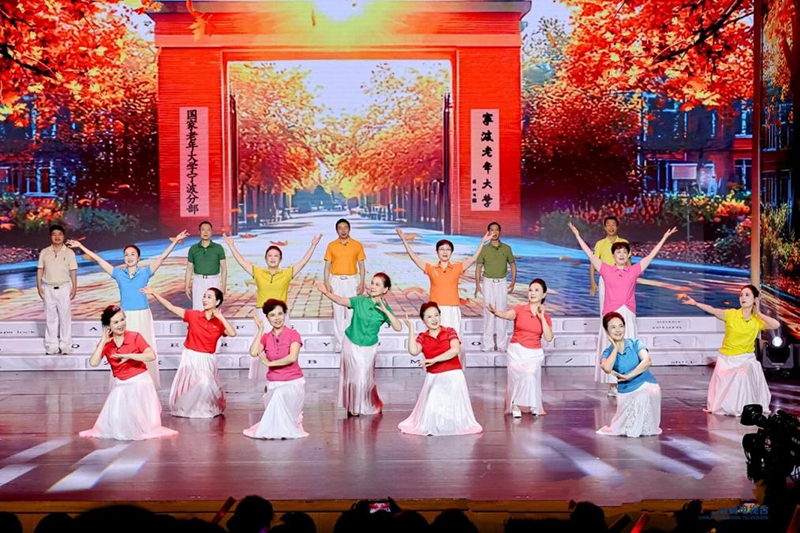 展演活動上，學(xué)員表演《跨進(jìn)校門就年輕》。國家老年大學(xué)供圖