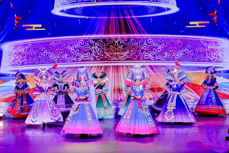 展演活動(dòng)上，學(xué)員表演民族服裝展示《風(fēng)採(cǎi)》。國(guó)家老年大學(xué)供圖