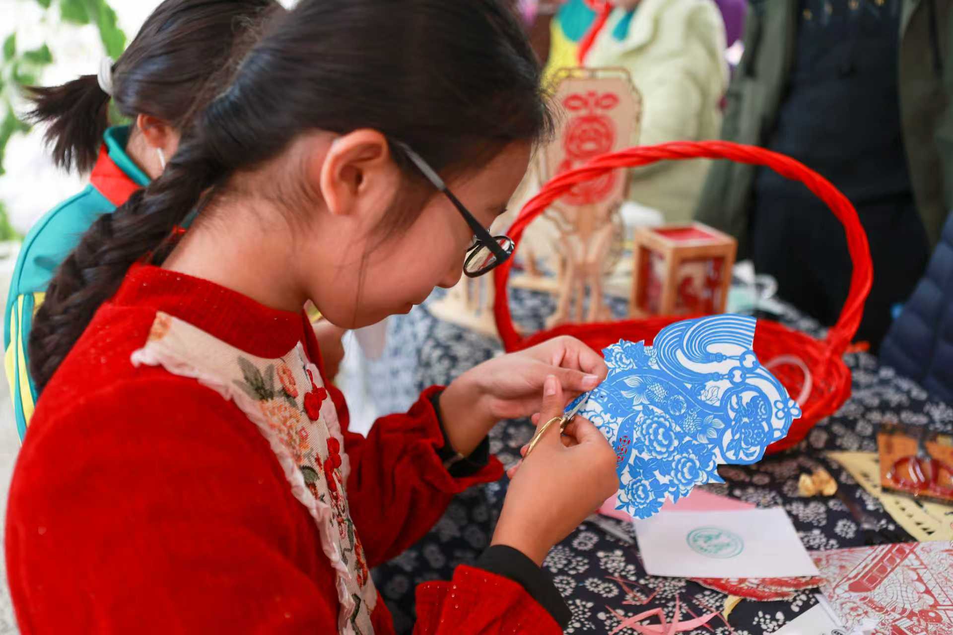 “金帆揚(yáng)藝韻 紙墨繪新航”美育時(shí)光長(zhǎng)卷展覽