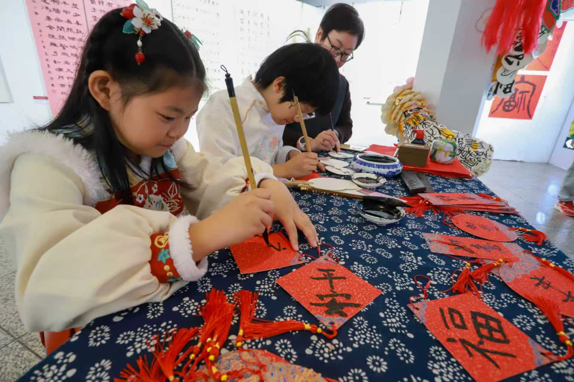 “金帆揚(yáng)藝韻 紙墨繪新航”美育時(shí)光長(zhǎng)卷展覽。校方供圖