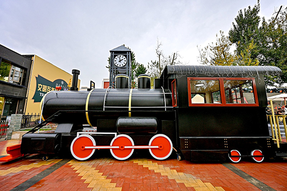 “文明互鑒列車主題文化公園”亮相北京語(yǔ)言大學(xué)東門外。北京語(yǔ)言大學(xué)供圖