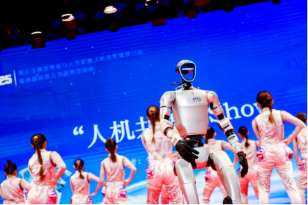 “人機(jī)共舞”秀。主辦方供圖