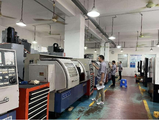 幫扶團隊依托中央專項資金建設的數(shù)控加工中心。