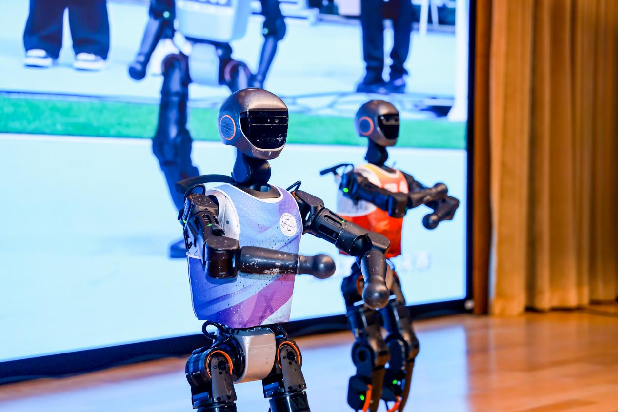 機(jī)器人舞蹈為比賽現(xiàn)場(chǎng)增添科技感氛圍。北京市教委供圖