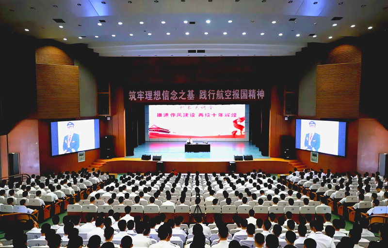 山東航空學(xué)院飛行學(xué)院“機(jī)長(zhǎng)大講堂”活動(dòng)現(xiàn)場(chǎng)。山東航空學(xué)院供圖