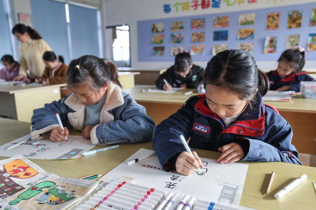 12月9日，諸暨市暨南街道中心學(xué)校王家井小學(xué)的學(xué)生繪制法治宣傳畫。