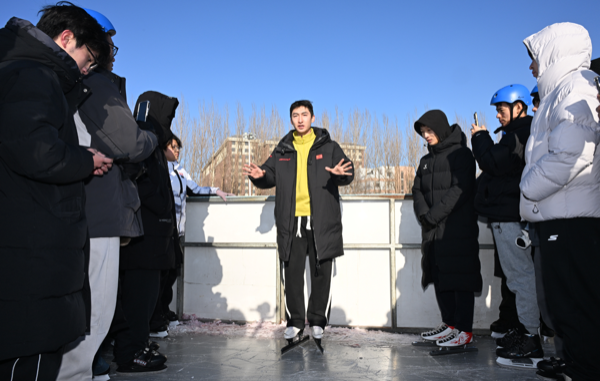 武大靖授課吉林大學(xué)冰雪運(yùn)動(dòng)微專業(yè)課堂。吉林大學(xué)供圖