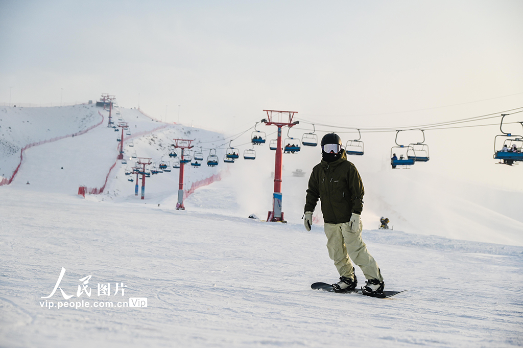 新疆昌吉:樂享冰雪運(yùn)動(dòng)