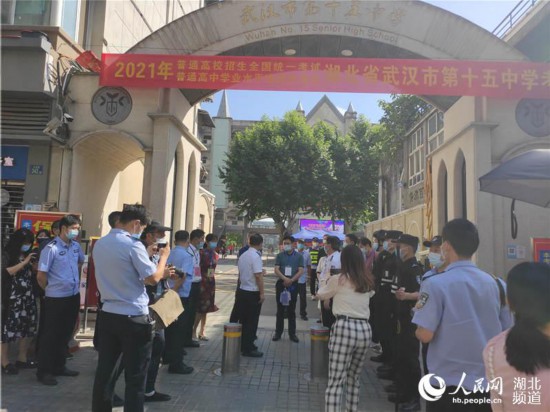 十五中考點(diǎn)外特警、保安守候。人民網(wǎng) 郭婷婷攝