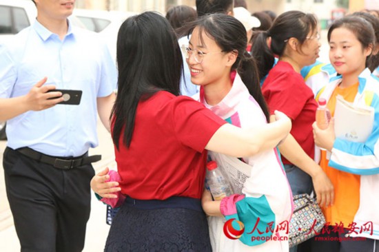 安新中學高三教師送考。人民網(wǎng) 劉師豪攝