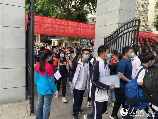 考生進(jìn)入考場(chǎng)。人民網(wǎng) 肖璐欣攝