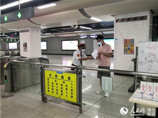 高考考生憑準(zhǔn)考證免費(fèi)乘車。人民網(wǎng) 王郭驥 攝