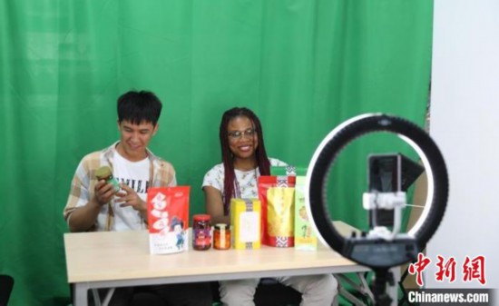 留學(xué)生走進(jìn)鄉(xiāng)村看小康：直播帶貨感知真實(shí)中國