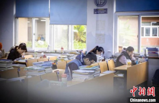 中國(guó)計(jì)量大學(xué)學(xué)生在復(fù)習(xí)。　中國(guó)計(jì)量大學(xué)提供