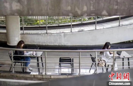 中國(guó)計(jì)量大學(xué)學(xué)生在復(fù)習(xí)?！≈袊?guó)計(jì)量大學(xué)提供