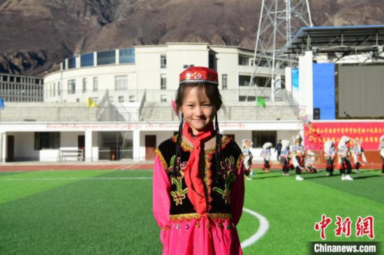 圖為加查縣安繞鎮(zhèn)小學回族學生馬萍?！∝暩聛眢?攝