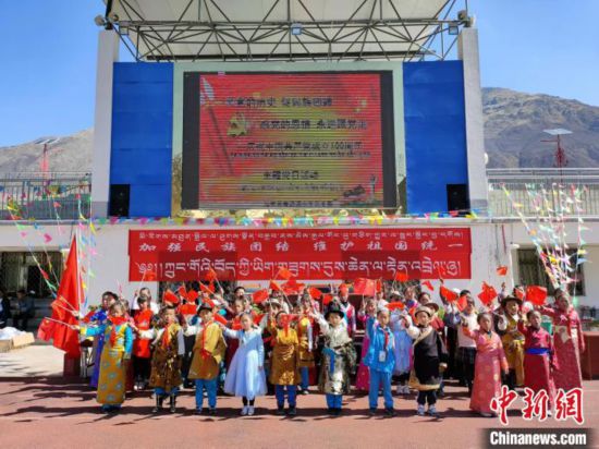 圖為加查縣安繞鎮(zhèn)小學各民族代表學生齊唱紅歌?！“怖@鎮(zhèn)小學供圖