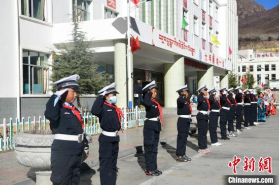圖為加查縣安繞鎮(zhèn)小學學生爭當“小交警”體驗交警工作?！∝暩聛眢?攝