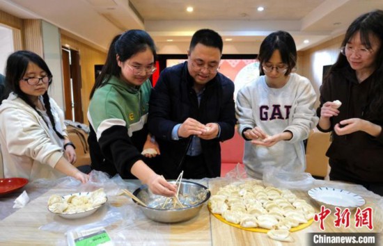 師生們一起包餃子，為考研助力?！°蟛?攝