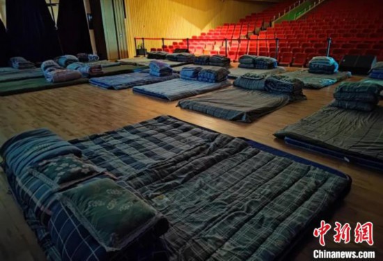 為做好保障，西北工業(yè)大學后勤職工們打地鋪留守校園。　西北工業(yè)大學供圖