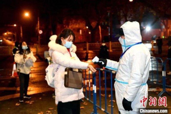 志願(yuàn)者協(xié)助查驗(yàn)考生入場(chǎng)憑証。　西北工業(yè)大學(xué)供圖