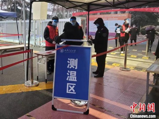 考生進入西安交通大學參加考試?！“⒘漳?攝