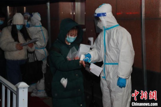 圖為考生進(jìn)入學(xué)校?！￡勎髦嗅t(yī)藥大學(xué) 供圖