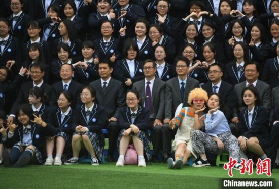 安徽合肥:2100余名高三畢業(yè)生同框拍攝“超級(jí)畢業(yè)照”