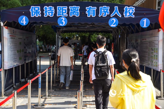 �Ϸ�����ʮ�����Z��У�^(q��)�Tǰ���������(du��)�M(j��n)�뿼��(ch��ng)������W(w��ng) ��ϣ�ɔz