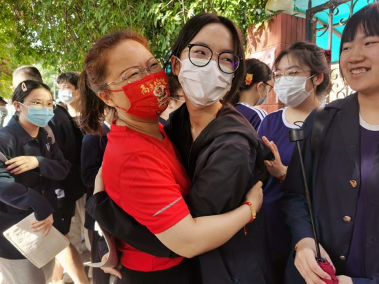 7日，在石家莊一高考考點，學生家長為高考學子加油鼓勁。 王沫攝